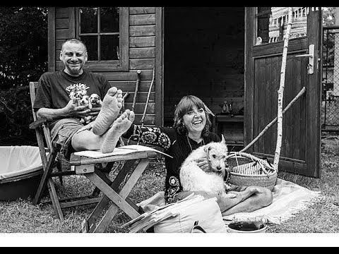 Bydlení slavných: „Zlý bankéř“ v ložnici, Hrzánová na zahradě se štěňaty či Nekvapil v kuchyni