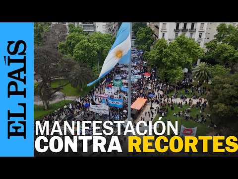 ESTUDIANTES PROTESTAN contra los RECORTES presupuestales a la EDUCACIÓN | EL PAÍS