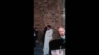 Damiano David e Dove Cameron dopo il sì a Montalcino: il bacio davanti alla folla
