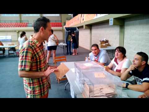 Carlos rompe su voto ante la mesa electoral