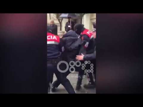 Ora News - Protesta e naftëtarëve në Tiranë, momenti i shoqërimit të një protestuesi