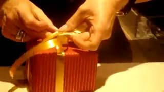 preview picture of video 'Envolviendo regalos (Gift packing)'