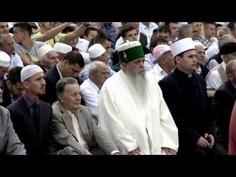 A1 Report - Kremtohet Fier Bajrami, mijëra besimtare lutje në shesh