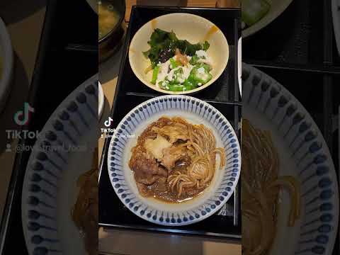 A comida do restaurante Yayoiken em Tóquio é muito saborosa. Experimente.