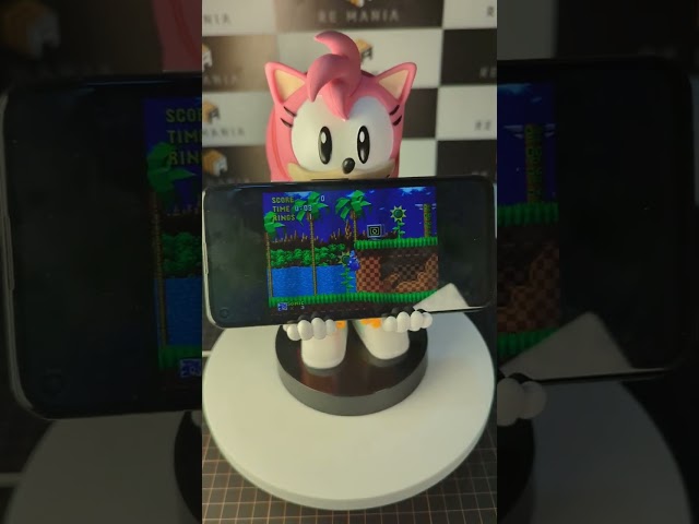 شخصية ايمي روز من سونيك حامل يد وجوال.