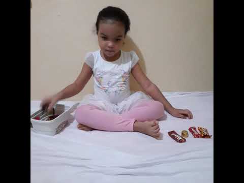 Ana Sofia escolhendo os  chocolates
