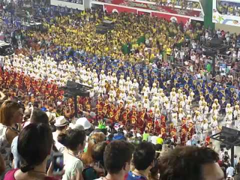Desfile Ilha 2016 - Paradinha levanta Sapucaí