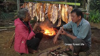 Robert makes smoked meat from the farm's largest wild boar. Green forest life 
