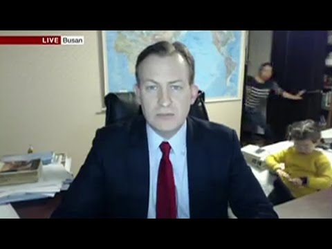 Crianças 'invadem' sala e interrompem entrevista ao vivo na BBC