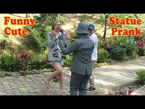 the-cute-expression-of-a-beautiful-woman-human-statue-prank