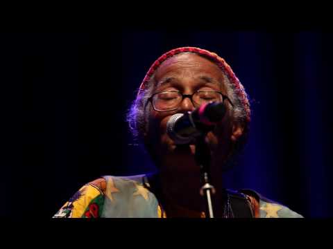 20 Palavras Girando ao Redor do Sol - Cátia de França no show Cancioneiras