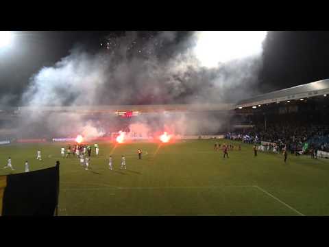 Graafschap - PSV 11-12-2010   vuurwerk bij opkomst spelers