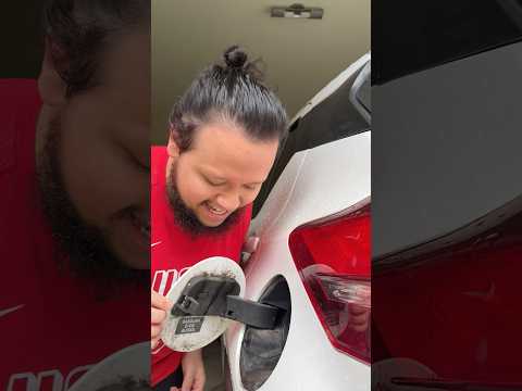 O CARRO TEM UM RASPADOR SECRETO DENTRO?