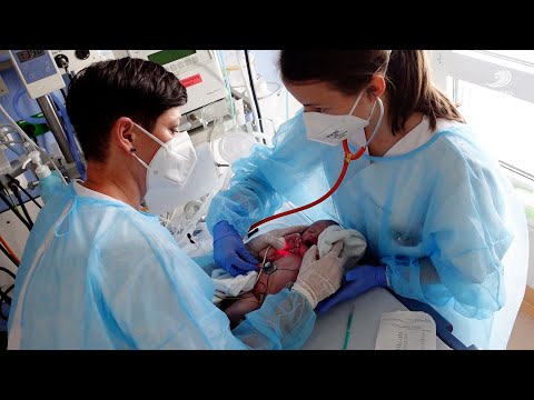 Baby bei der Erstversorgung