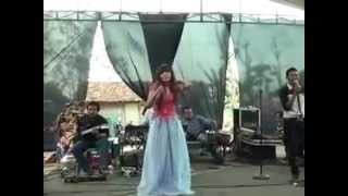 Download lagu Tragedi Goyang Dumang Panggung Dangdut Ambruk mp3