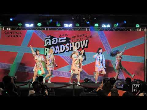 220205 BNK48 - BNK48 @ BNK48 ดีอะ Roadshow Mini Concert, Central Rayong [Overall Stage 4K 60p]