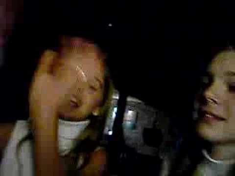 Sabrina und Melissa versuchen mitzusingen