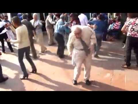 Opa geht zur musik ab