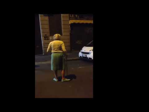 Palermo, arzilla vecchietta scende in strada e sclera con dei ragazzi che bevono 1 birra (completo)