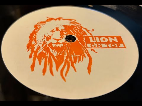 Lion On Top-7"-Under Jah Music / Baodub, Crucial Rob And Harny Roots