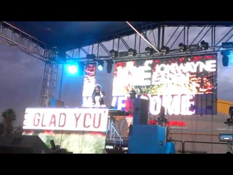 DJ TayRie and DJ JonWayne Eaden spinnin' before DJ BL3ND