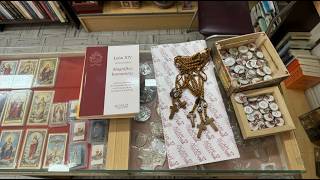 Remeras, libros y más: así se preparan las santerías de San Juan por la llegada del papa