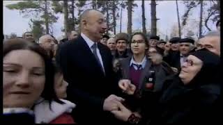 İlham Əliyev sakinlərlə vətənpərvər mahnı oxudu