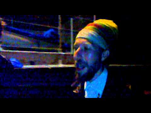 rastaman en el muelle