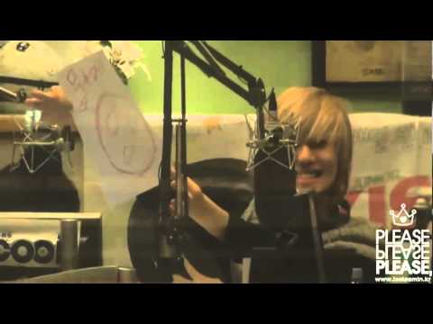 110224 Taemin waves to fans, shows his drawing and eating [with Minho] @ Sukira