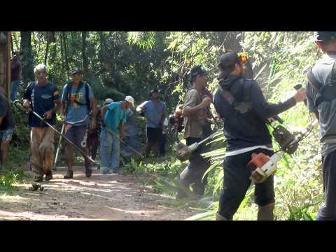 Moradores fazem mutirão de roçada e capina para limpar estradas de Macaé de Cima, em Nova Friburgo