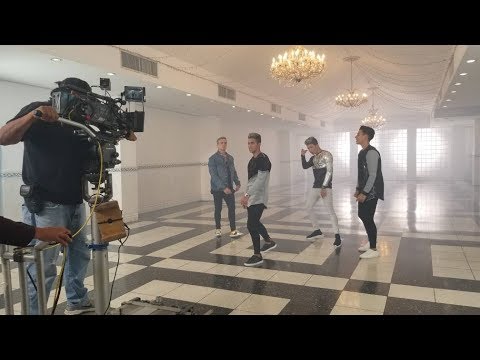Gustavo Elis y Los Boys grabación del videoclip "Trátame"