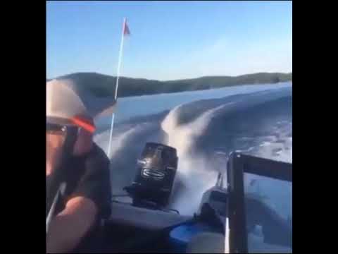 Possibly one of the worst fails that could happen... 😂 • BOAT FAILS