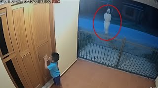 Download lagu CCTV captured this child banging on the door because he was being chased by a ghost while his mot... mp3