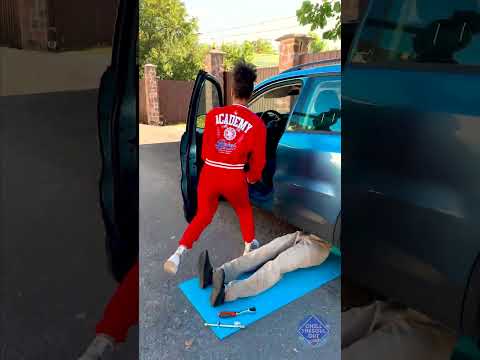 عندما يصبح الجد سائق سيارات خارق! 🚗😄