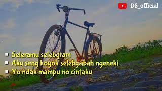 Download lagu Story wa Aku sing koyok selebgabah ngeneki yo ndak mampu no cintaku mp3