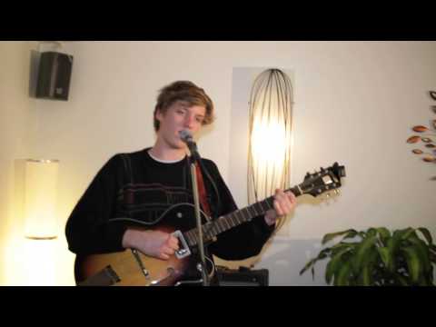 George Ezra - Breakaway (solo) live in Café del Mondo - Derry 2013