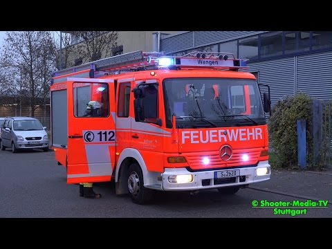 BAUMATERIAL AUF DACH IN BRAND GERATEN - Löscharbeiten der Feuerwehr Stuttgart im Gange - [E]