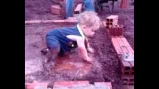 preview picture of video 'bebê brincando na lama em peabiru´Pr'