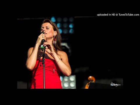 Charlotte Asberg zingt: "Man with the child in his eyes" van Kate Bush