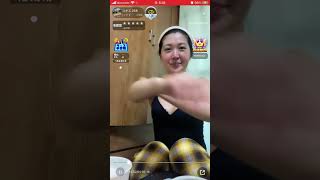 ライブ配信　そんな格好で洗顔するから胸元に目がいってしまうよ　胸チラ　谷間