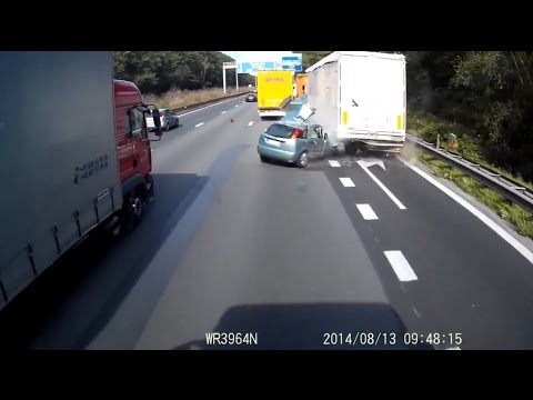 Kierowca z lewego pasa próbował zjechać na prawy do zjazdu…