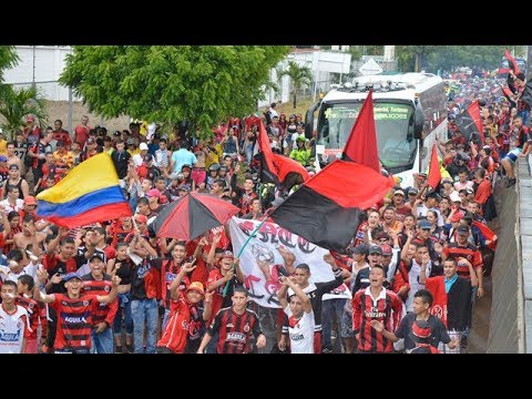 "Ni la lluvia opacó la alegría de los hinchas del Cúcuta Deportivo" Barra: La Banda del Indio • Club: Cúcuta