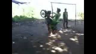 preview picture of video 'ricardo aprendendo a empinar moto'