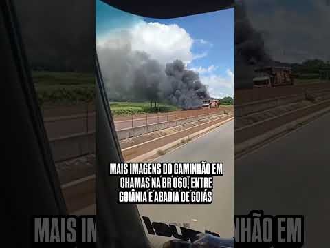 Incêndio em caminhão bloqueia tráfego nos dois sentidos da BR-060 entre Goiânia e Abadia de Goiás