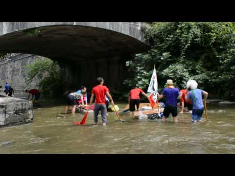 UROLA KOSTAKO HITZA Azpeitiko Gaztetxearen 12. urteurreneko baltsa jaitsiera