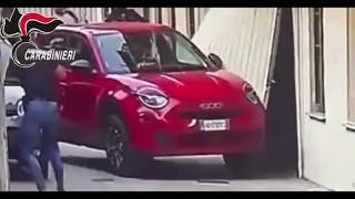 Orzinuovi, i rapinatori sfondano il garage per fuggire: fuori i carabinieri con le pistole spiana...