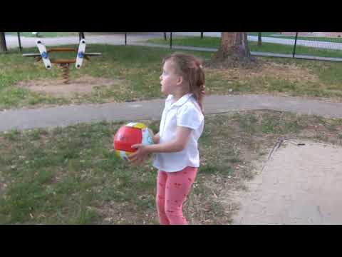 Маша 4.5 играет в мяч