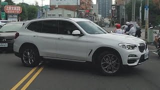 這是在開蝦子小，搶車位也不是這樣的吧！（檢舉成功）（車號：AXM-0599）