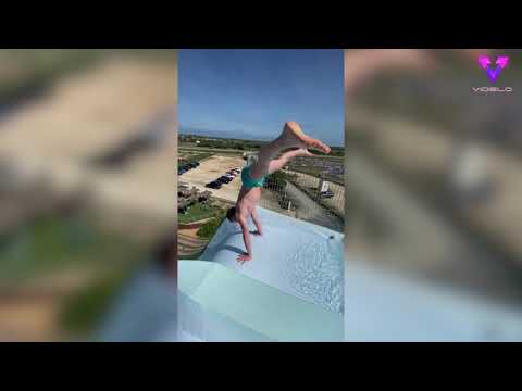 Increíble acrobacia en la piscina