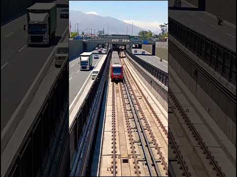 Metro de Santiago Línea 4A (AS02) saliendo en dirección a Estación San Ramón